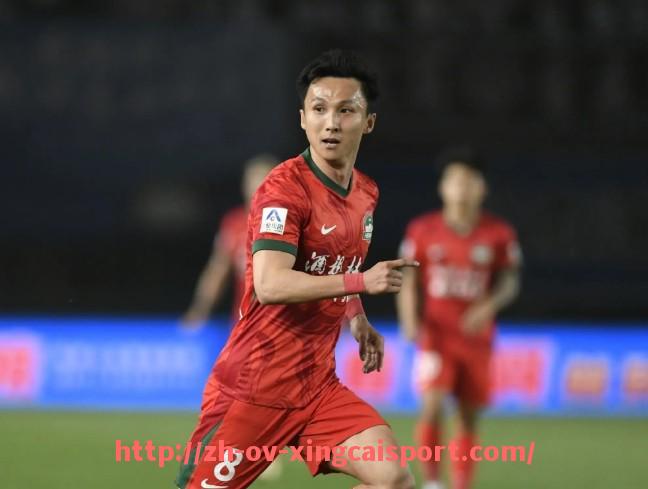 杏彩体育-足球运动员看CBA：跨界球员对篮球赛事的兴趣